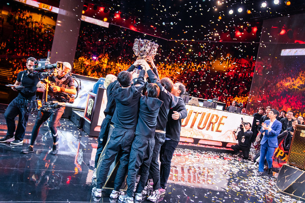 英雄联盟全球总决赛引入鹰眼回放系统，提升比赛公平性与电子竞技公正性｜裁判名单公布